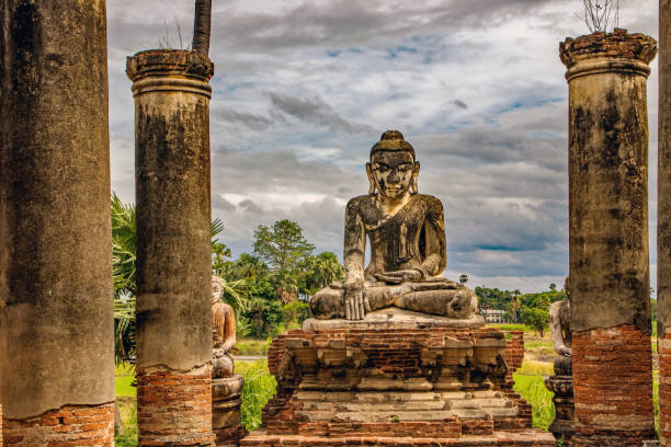 부처님 동상이 있는 불교 사원 폐허 - ancient architecture buddhism burmese culture 뉴스 사진 이미지