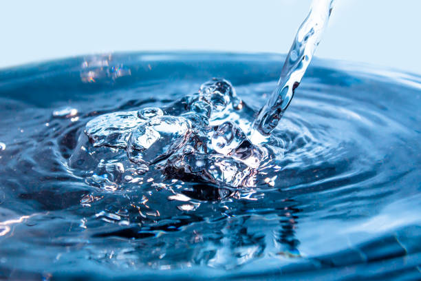 푸른 물의 흐르는 스트림. 물 클로즈업의 스플래시. 고속으로 촬영한 냉동 물 방울. 기포가 있는 액체의 물방울이 느려집니다. 자연 배경 또는 배경 화면.냉동 액체 튀김 - 2841 뉴스 사진 이미지