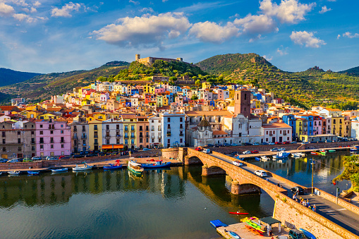 Vista aérea del hermoso pueblo de Bosa con casas de colores y un castillo medieval. Bosa se encuentra en el norte de Cerdeña, Italia. Vista aérea de casas coloridas en el pueblo de Bosa, Sardegna. photo