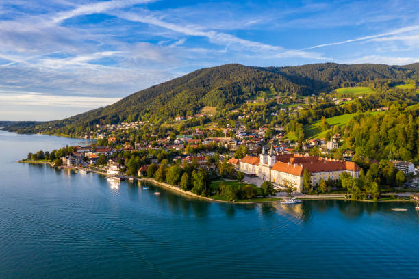 tegernsee, germany. lake tegernsee in rottach-egern (bavaria), germany near the austrian border. aerial view of the lake "tegernsee" in the alps of bavaria. bad wiessee. tegernsee lake in bavaria. - lake tegernsee imagens e fotografias de stock