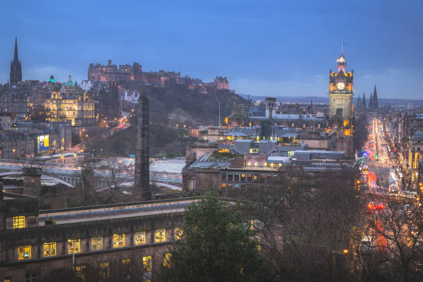 edimburgo, scozia - stazione ferroviaria di waverley foto e immagini stock