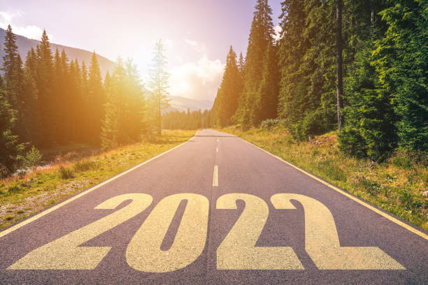 空のアスファルト道路と新年2022コンセプト。2022年に山の空の道路を運転。成功と時間の経過のためのコンセプト。