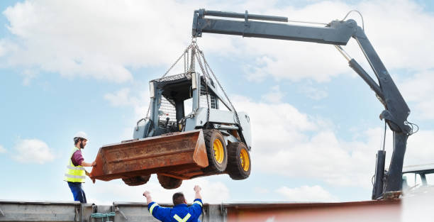 lossen van schranklader op bouwplaats - haak apparatuur stockfoto's en -beelden