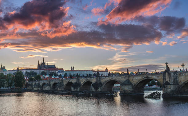 widok na zamek praski i most karola o zachodzie słońca. czechy - prague czech republic charles bridge famous place zdjęcia i obrazy z banku zdjęć