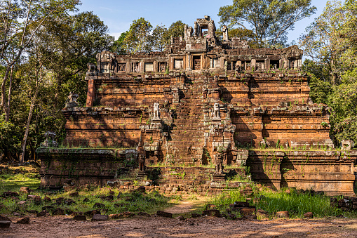 Phimeanakas Temple, is a Hindu temple in the Khleang style, built at the end of the 10th century, during the reign of Rajendravarman (from 941-968), then completed by Suryavarman in the shape of a three tier pyramid as a Hindu temple.