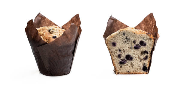 черничные кексы изолированы на белом фоне - muffin blueberry muffin blueberry butter стоковые фото и изображения