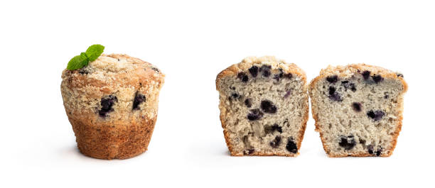 흰색 배경에 고립 된 블루 베리 머핀 - muffin blueberry muffin blueberry butter 뉴스 사진 이미지