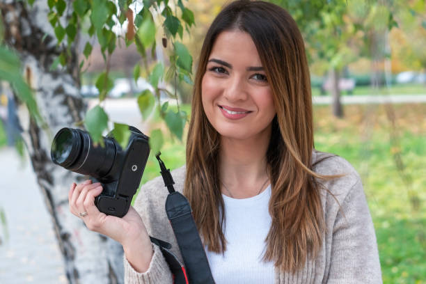 молодая женщина с помощью камеры dslr - vacations photographing brown hair 30s стоковые фото и изображения