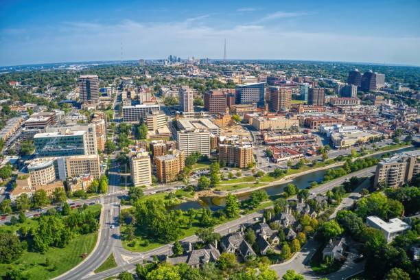 kansas city ma kwitnącą dzielnicę handlową z własną panoramą - kansas city zdjęcia i obrazy z banku zdjęć