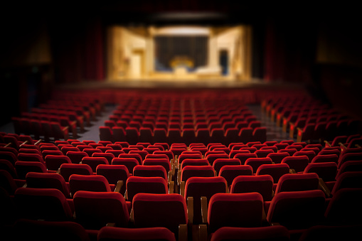 Sillones rojos vacíos de un teatro listo para un espectáculo photo