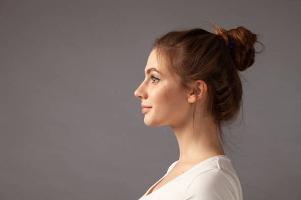 ritratto in studio di una donna di 18 anni con i capelli castani - profilo foto e immagini stock