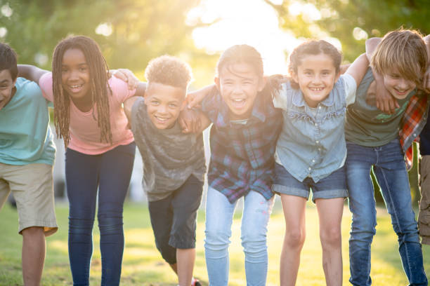 przyjaciele obozu letniego są najlepszymi przyjaciółmi! - little girls childhood outdoors horizontal zdjęcia i obrazy z banku zdjęć