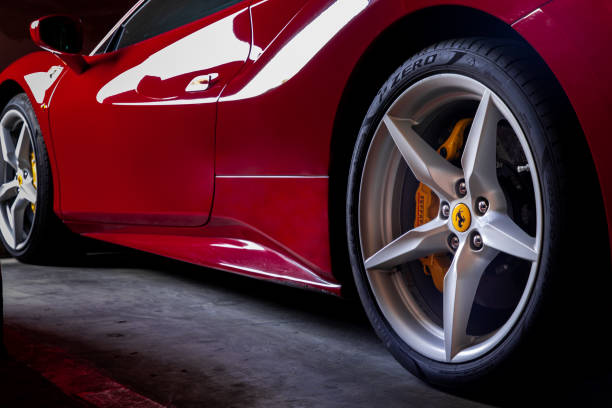 primer plano de wheel of red ferrari sports car. ferrari es un deportivo italiano. - on wheels fotos fotografías e imágenes de stock