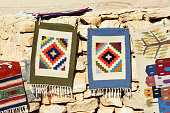 bunte-stoffe-und-teppiche-zum-verkauf-in-wadi-musa-jordanien.jpg?b=1&s=170x170&k=20&c=TfTD21pH9JW_0l_hGoHdrOnjvZiMhRBy_5B85eqVAwE=