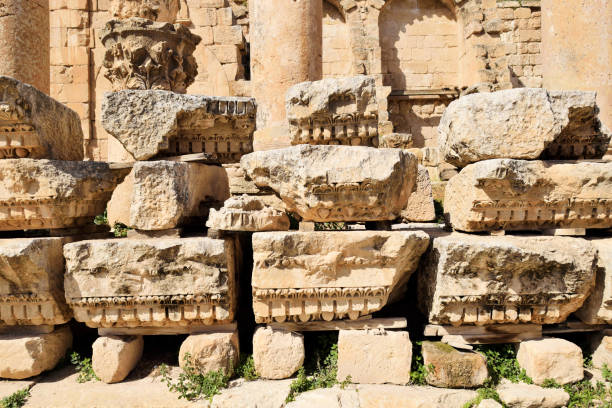 details der zerstörten griechisch-römischen stadt in jerash, jordanien - greco roman fotos stock-fotos und bilder