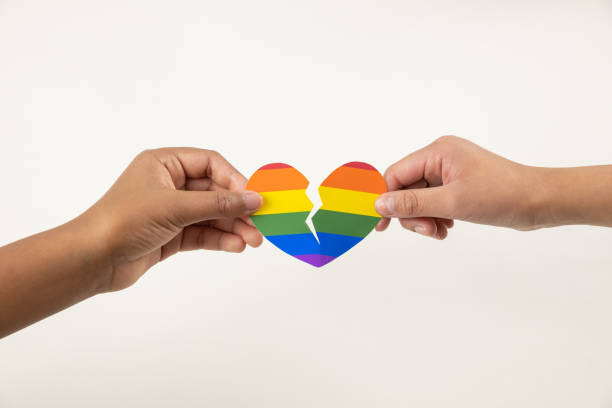 ruce oddělující zlomené srdce, rozvodový koncept - potíže ve vztazích fotky - stock snímky, obrázky a fotky