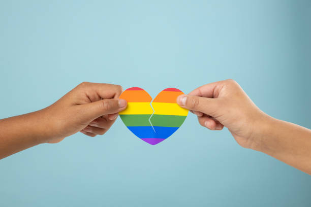 ruce oddělující zlomené srdce, rozvodový koncept - potíže ve vztazích fotky - stock snímky, obrázky a fotky