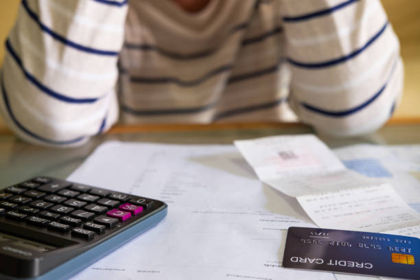 mise au point sélective à la maquette de facture. fermez-vous vers le haut de la photo des personnes qui vérifient la facture financière et l’état de revenu et emploient la calculatrice pour calculer la dépense personnelle ou de carte de crédit. p - banqueroute photos et images de collection