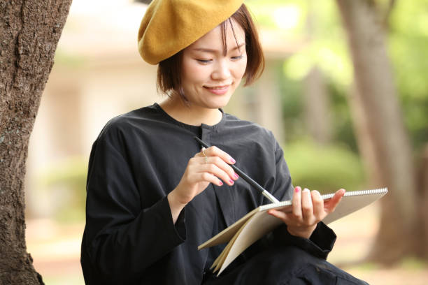 istock Woman drawing a picture 1295225247