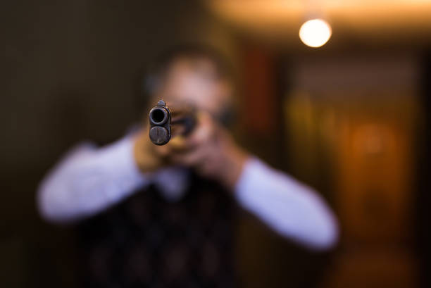 vista delantera y cañón de rifle de caza de doble cañón. el hombre apunta con un arma a un campo de tiro - teachings fotografías e imágenes de stock