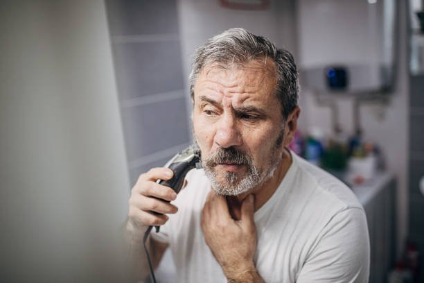 przycinanie brody za pomocą maszynki do strzyżenia elektrycznego - men shaving human face bathroom zdjęcia i obrazy z banku zdjęć