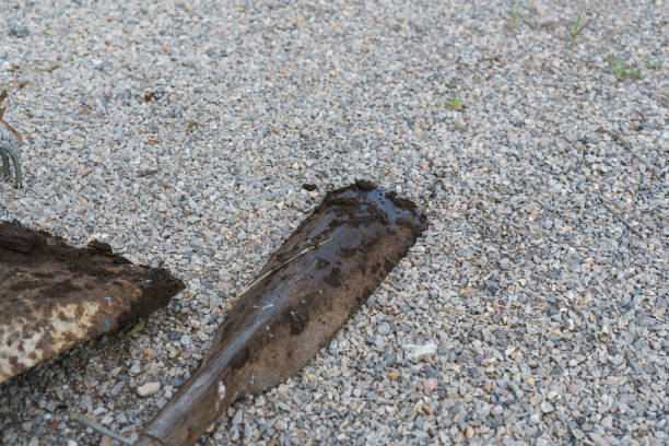 A shovel that soils the soil after use