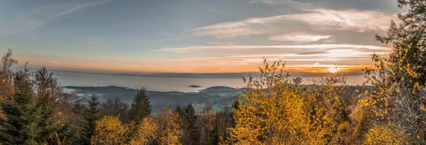 panorama paysage et coucher du soleil avec vue sur les montagnes des alpes allemandes avec la mer de brouillard sur geisslinger stein près de ruselabsatz près de koenigsstein dans la forêt bavaroise, allemagne - konigstein photos et images de collection