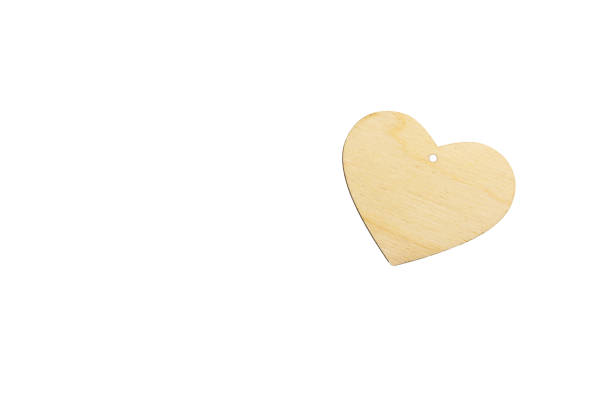 шаблон деревянного сердца с слотом для подвески на белом фоне, изолировать. mock для приглашения, день святого валентина, визитная карточка - ohtani стоковые фото и изображения