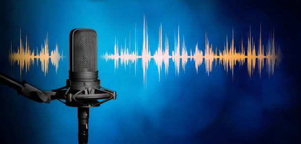 microfono da studio professionale su sfondo blu, podcast o banner dello studio di registrazione - podcast foto e immagini stock