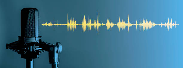 microfono da studio su sfondo blu con forma d'onda gialla, podcast o banner dello studio di registrazione - podcast foto e immagini stock