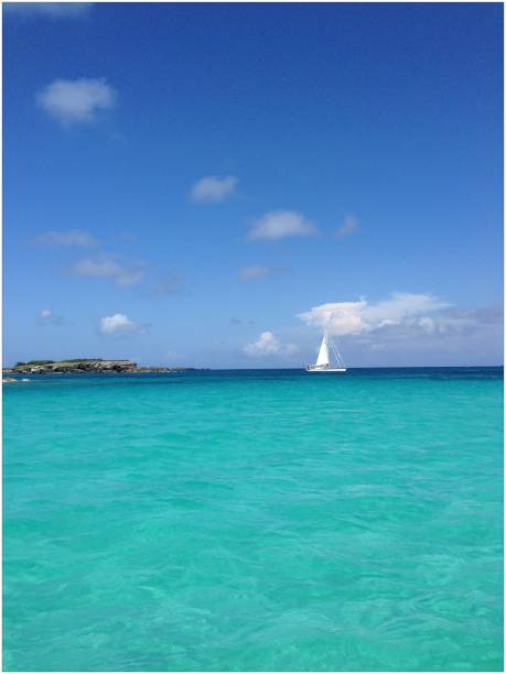bermudas barco mar azul - triángulo de las bermudas fotografías e imágenes de stock
