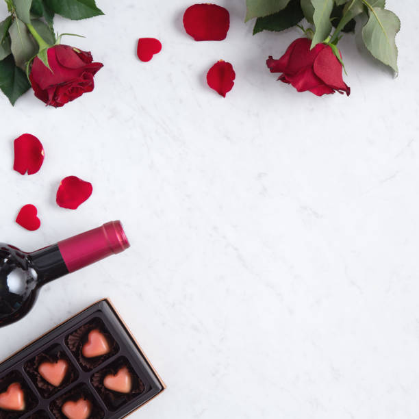 top-ansicht der valentinstag schokolade mit rose und wein, festliche geschenk-design-konzept - grape heart shape fruit bunch stock-fotos und bilder