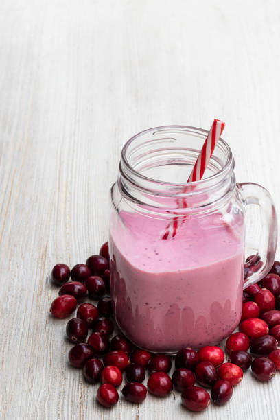 흰색 나무 테이블에 유리 항아리에 크랜베리와 핑크 스무디 - healthy lifestyle cranberry healthy eating milk shake 뉴스 사진 이미지