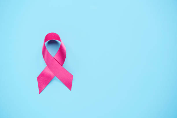 światowy dzień raka i koncepcja dnia raka piersi, różowy symbol świadomości wstążki na niebieskim tle. rak jest przyczyną numer jeden człowiek umiera na świecie ze względu na styl życia zachowanie, żywności i dziedziczności. - pink ribbon alertness breast cancer awareness zdjęcia i obrazy z banku zdjęć