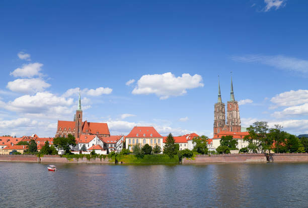 ポーランド、ヴロツワフの最も古い部分の美しいスカイライン - odra river ストックフォトと画像