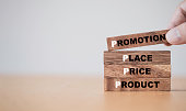 marketing-konzept-hand-putting-holzw%C3%