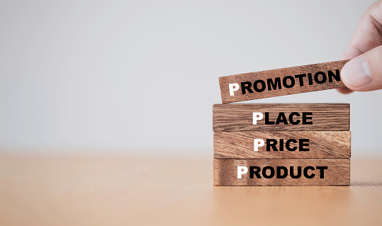 Concepto de marketing, bloques de cubos de madera que imprimen el concepto de pantalla 4P incluyen el lugar del precio del producto y la redacción de la promoción. photo