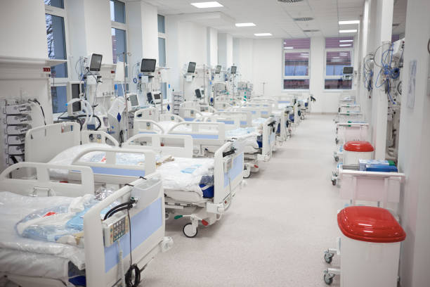 Modern empty temporary intensive care emergency room is ready to receive patients with coronavirus infection. Modern empty temporary intensive care emergency room is ready to receive patients with coronavirus infection. intensive care unit photos stock pictures, royalty-free photos & images