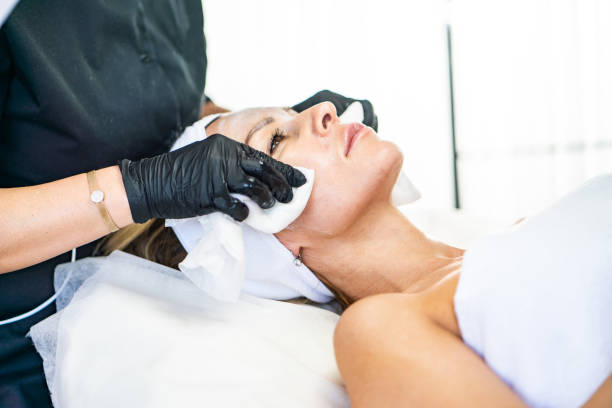 istock Woman in beauty salon 1295305341