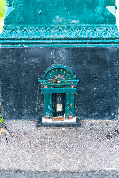 lampad’s light orné sur parker’s piece - doorstep door knocker door england photos et images de collection