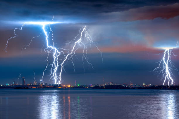 starkes gewitter mit blitzüberschlag über der stadt - lightning thunderstorm city storm stock-fotos und bilder