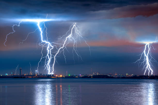 orage fort avec la foudre au-dessus de la ville - lightning thunderstorm storm city photos et images de collection