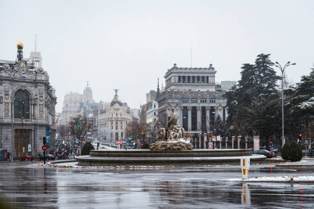 fuente de alcalá y cibeles en madrid bajo la nieve - metropolis building fotografías e imágenes de stock