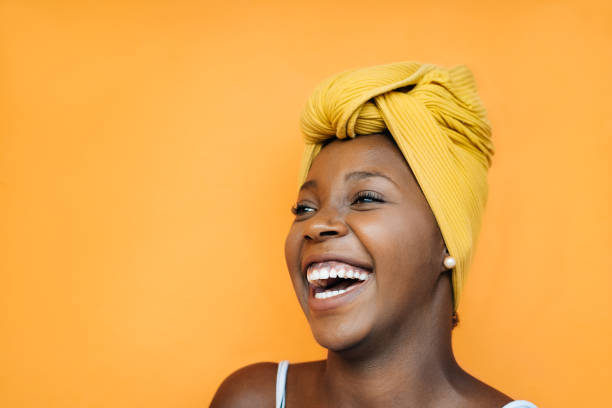 femme de sourire avec le turban jaune - yellow and black photos et images de collection