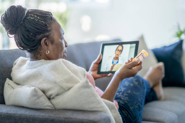 telemedycyna połączenie między starszą kobietą a jej lekarzem - ipad senior adult 70s adult zdjęcia i obrazy z banku zdjęć