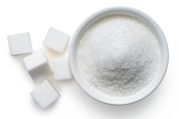 cubos de azúcar blanco y azúcar granulada. - azúcar fotografías e imágenes de stock