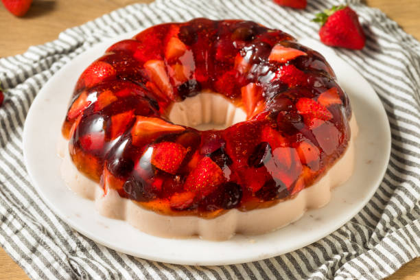 домашняя многослойная ягодная желатиновая плесень - gelatin dessert стоковые фото и изображения