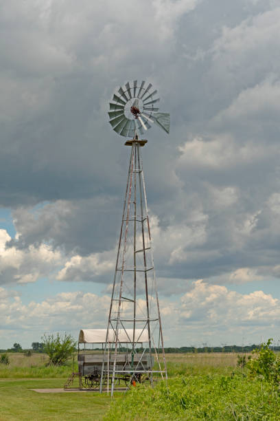 działający wiatrak pod niebem - illinois farm wind wind power zdjęcia i obrazy z banku zdjęć