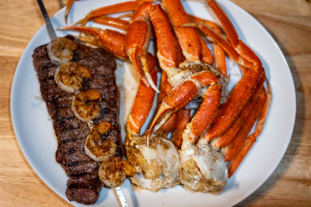 surf y césped - surf and turf prepared shrimp steak grilled fotografías e imágenes de stock