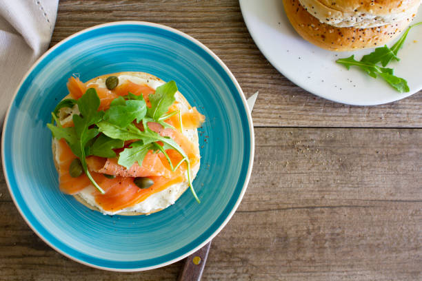 bagel di salmone affumicato con crema di formaggio. vista dall'alto. - smoked salmon cooking copy space food foto e immagini stock